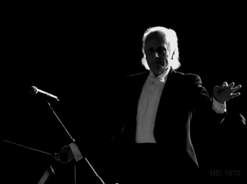 MaestroApkarian-conducting.jpg